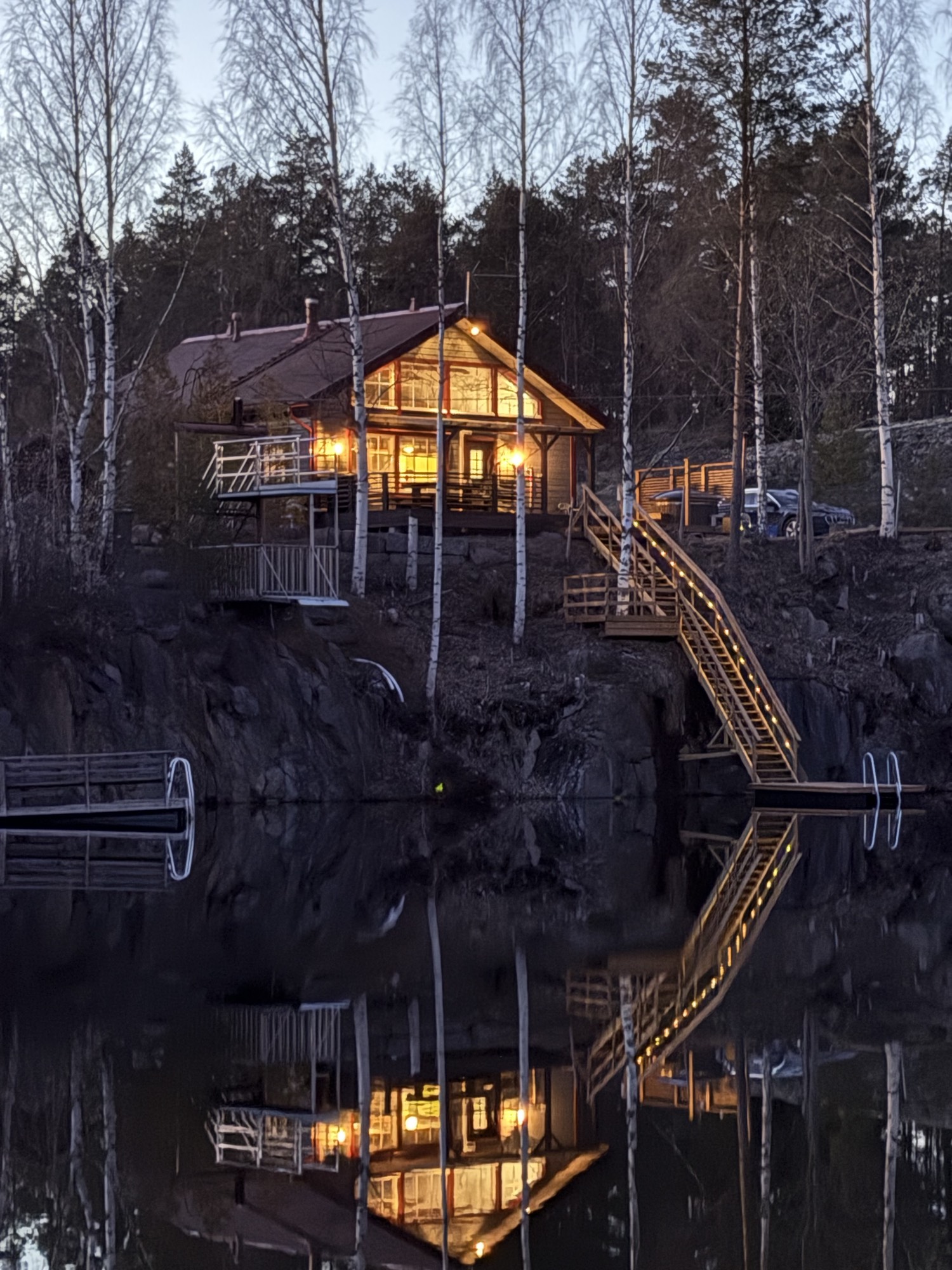 Villa Kalliojärvi illalla järven rannalla