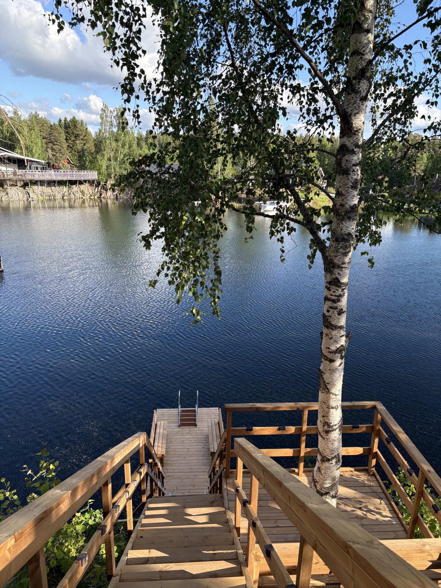 Valoisat portaat lammelle