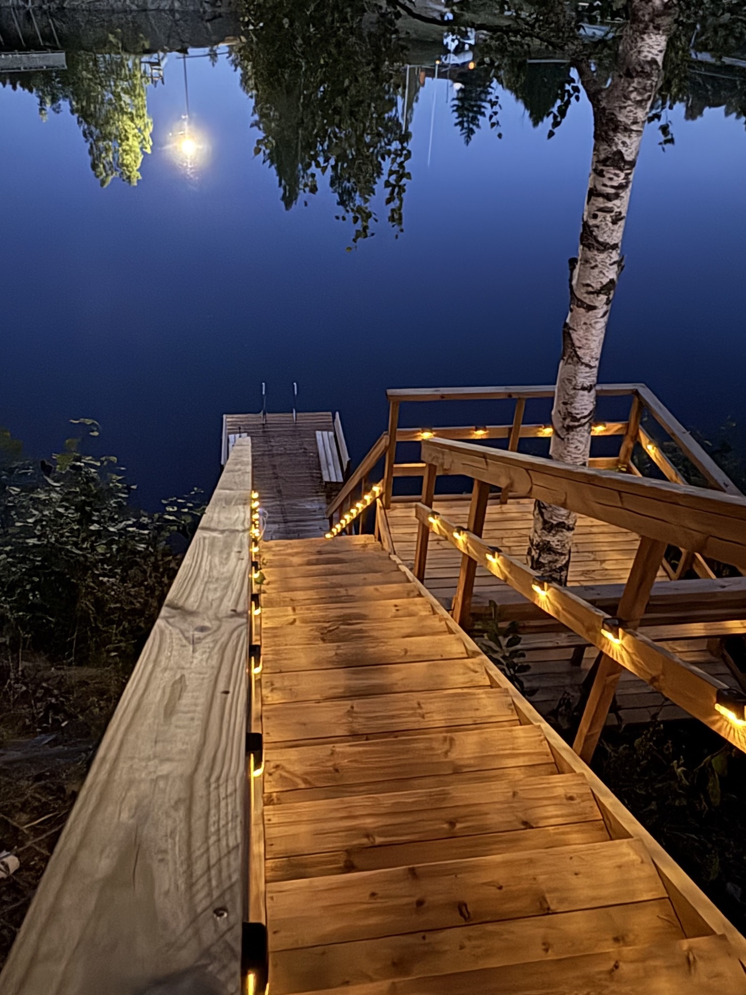 Valaistut portaat illalla